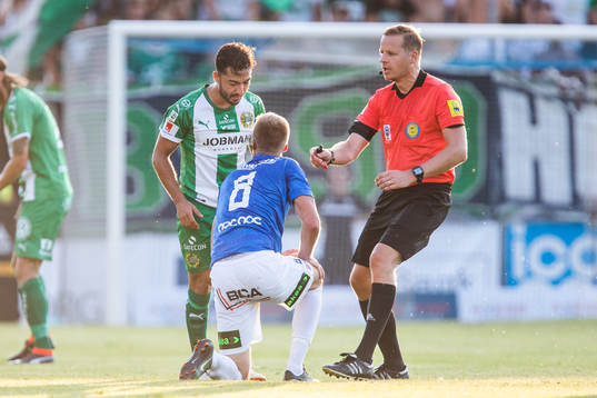 Domare Johan Krantz ser Hammarbys Jiloan Hamad och