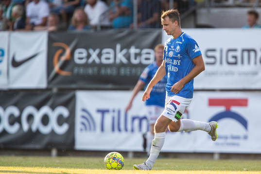 Trelleborgs Jasmin Sudic driver bollen