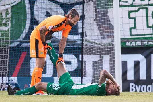 Hammarbys målvakt Johan Wiland hjälper David Fällman att