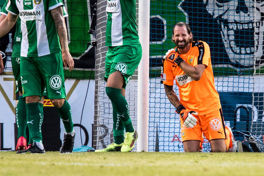 Hammarbys målvakt Johan Wiland tar sig för axeln