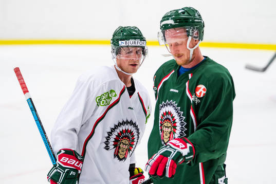 Chay Genoway och Simon Hjalmarsson samtalar