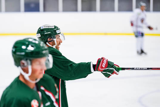 Joel Lundqvist instruerar lagkamrater