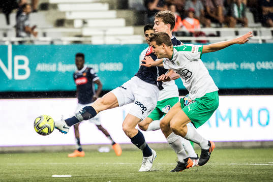 Kristian Thorstvedt of Viking scores 2-1