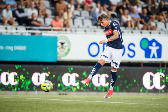 Claes Kronberg of Viking scores 2-3