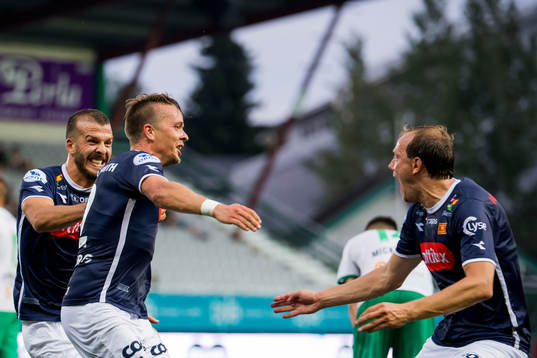 Claes Kronberg of Viking celebrates with his teammates