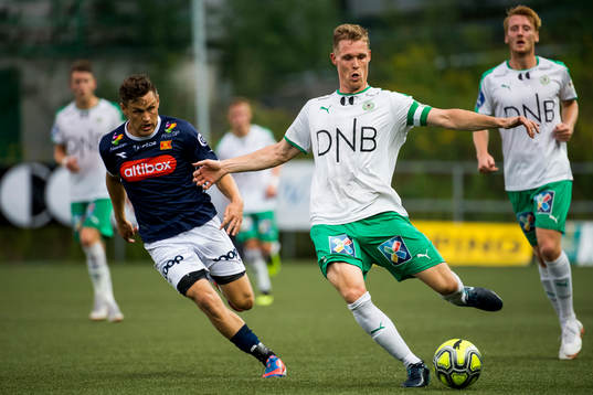 Tommy Høiland of Viking and Jacob Egeris of HamKam