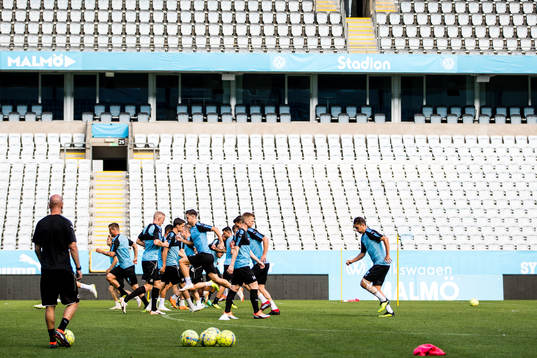 Malmö FFs spelare värmer upp