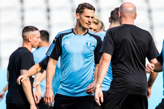 Malmö FFs Markus Rosenberg i diskussion med tränare Uwe