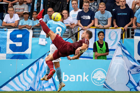 Damjan Đokovic of Cluj scores 0-1