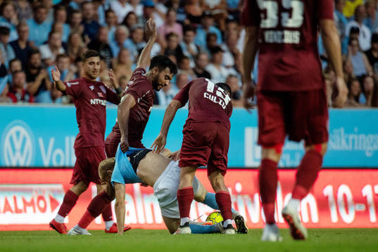 Billel Omrani and Juan Culio of Cluj and Oscar Lewicki of