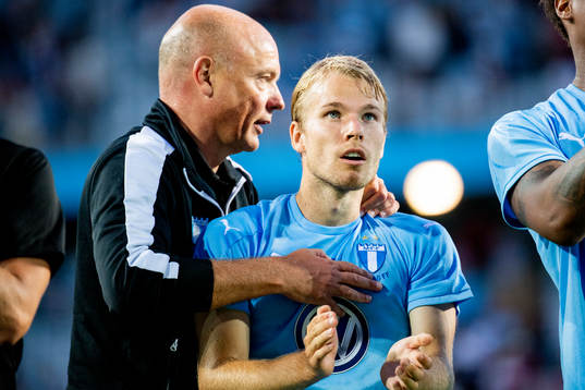 Head coach Uwe Rösler hugs Oscar Lewicki of Malmö FF
