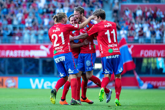 Helsingborgs Rasmus Jönsson jublar med lagkamrater