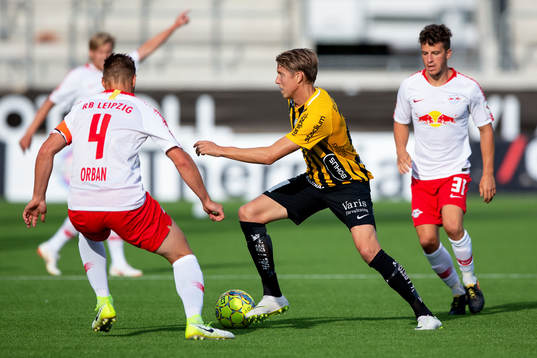 Viktor Lundberg of Häcken and Willi Orban of Leipzig