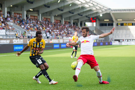 Nasiru Mohammed of Häcken and Marcelo Saracchi of Leipzig