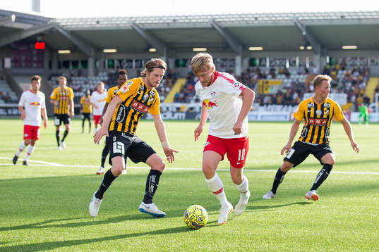 Erik Friberg of Häcken and Emil Forsberg of Leipzig