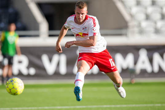 Lukas Klostermann of Leipzig with a shot