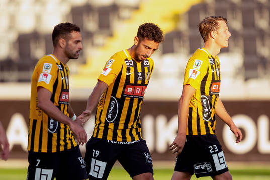 Daleho Irandust of Häcken celebrates with his teammates