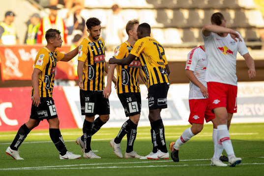 Daleho Irandust of Häcken celebrates with his teammates