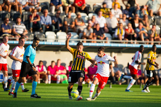 Kevin Ackermann of Häcken and Massimo Bruno of Leipzig