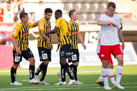 Daleho Irandust of Häcken celebrates scoring 1-1 with