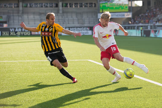 Kari Arkivuo of Häcken and Emil Forsberg of Leipzig