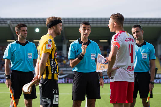 Rasmus Lindgren of Häcken and Willi Orban of Leipzig with