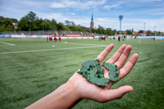 Konstgräset smälter i hettan och bildar gummi kulor som