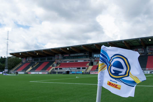 En hörnflagga med Allsvenskans logo på Grimsta IP
