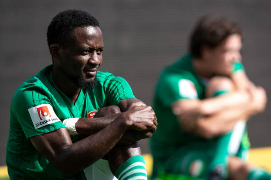 Dalkurds Mohamed Buya Turay värmer upp