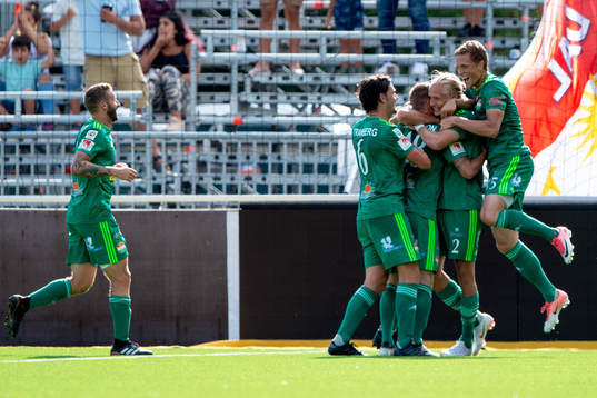 Dalkurds Henrik Löfkvist jublar med lagkamrater