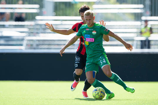 Dalkurds Simon Strand och Brommapojkarnas Erik Figueroa