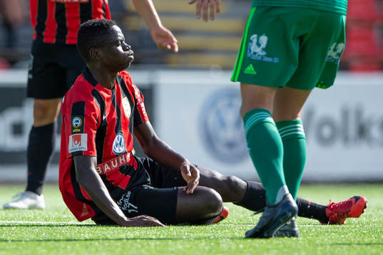 Brommapojkarnas Eric Johana Omondi ligger i gräset