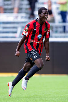 Brommapojkarnas Jack Lahne jublar