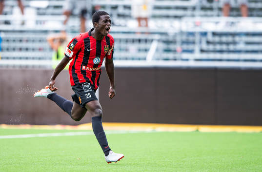 Brommapojkarnas Jack Lahne jublar