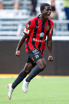 Brommapojkarnas Jack Lahne jublar