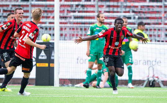 Brommapojkarnas Jack Lahne jublar