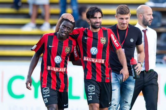 Matchvinnaren Jack Lahne (v) i Brommapojkarna kramas om av