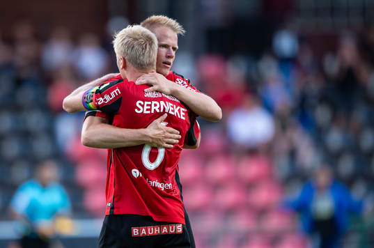 Brommapojkarnas Gustav Sandberg Magnusson jublar