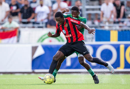 Brommapojkarnas Jack Lahne i en duell