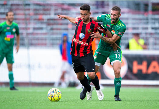 Brommapojkarnas Moustafa Zeidan i en närkamp med Dalkurds