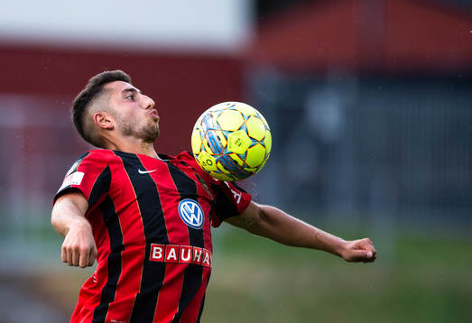 Brommapojkarnas Moustafa Zeidan tar ned bollen på bröstet