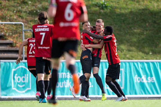 Brommapojkarnas Kristján Flóki Finnbogason (andra fr.