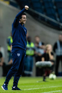 Coach Unai Emery of Arsenal reacts