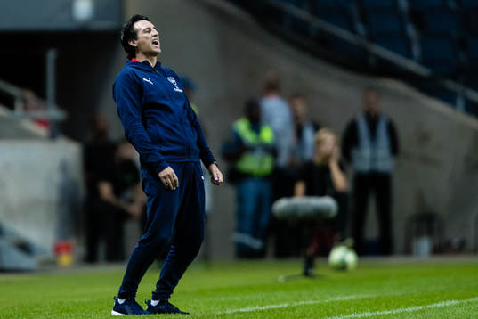 Coach Unai Emery of Arsenal reacts