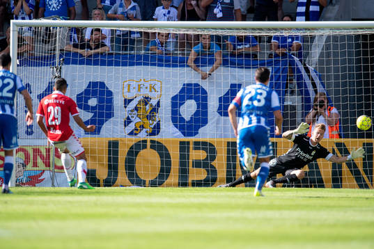 Kalmars Romário Pereira Sipião gör 1-0 på straff