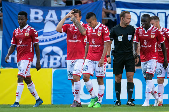 Kalmars Erton Fejzullahu jublar med lagkamrater