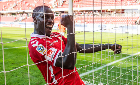 Kalmars Papa Alioune Diouf jublar