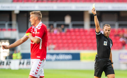 Domaren Kristoffer Karlsson varnar Kalmars Viktor Elm