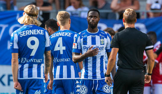 IFK Göteborgs Vajebah Kaliefah Sakor diskuterar med