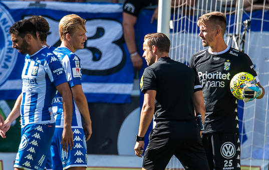 IFK Göteborgspelarna diskuterar med domaren Kristoffer